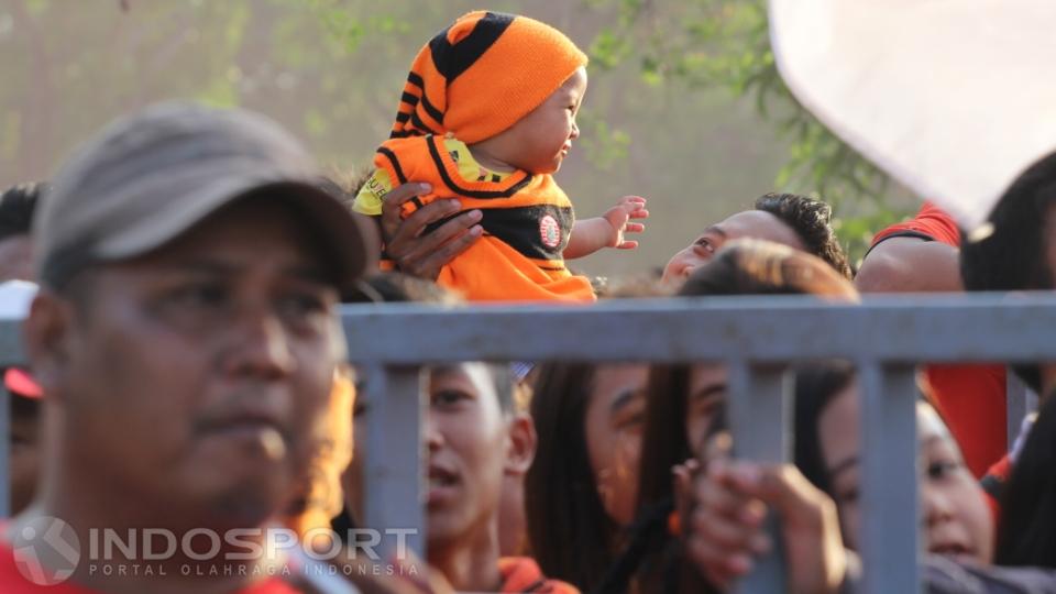 The Jakmania cilik terlihat berada di tengah keramaian.